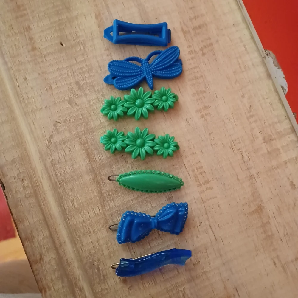 Vintage Hair Clips - Picture 2 of 3